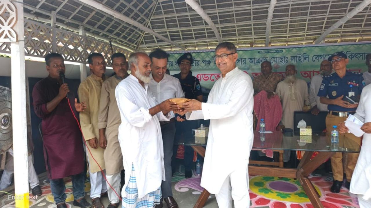 শিক্ষার্থীদের মানবিকতায় মুগ্ধ হয়ে পাশে দাঁড়ালেন প্রধানমন্ত্রী