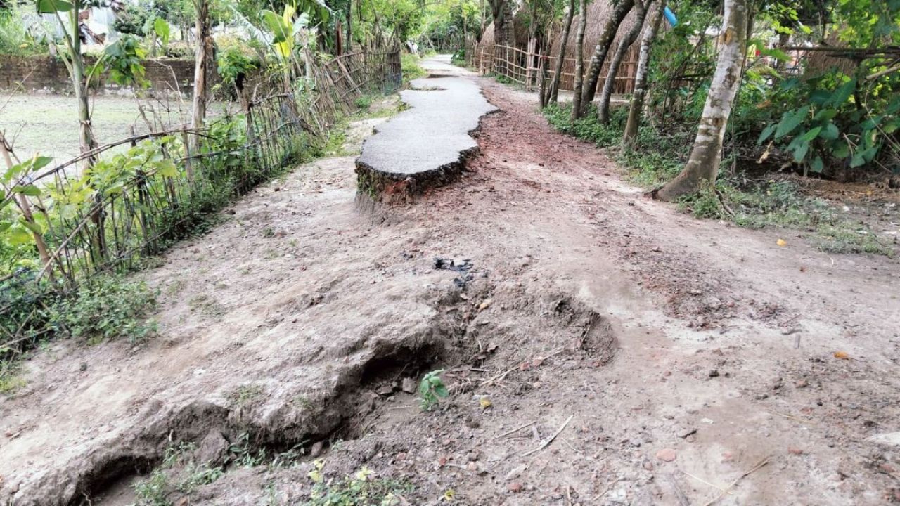 ১৮ বছর ধরে সংস্কারহীন সড়ক, যেন এক মরণফাঁদ