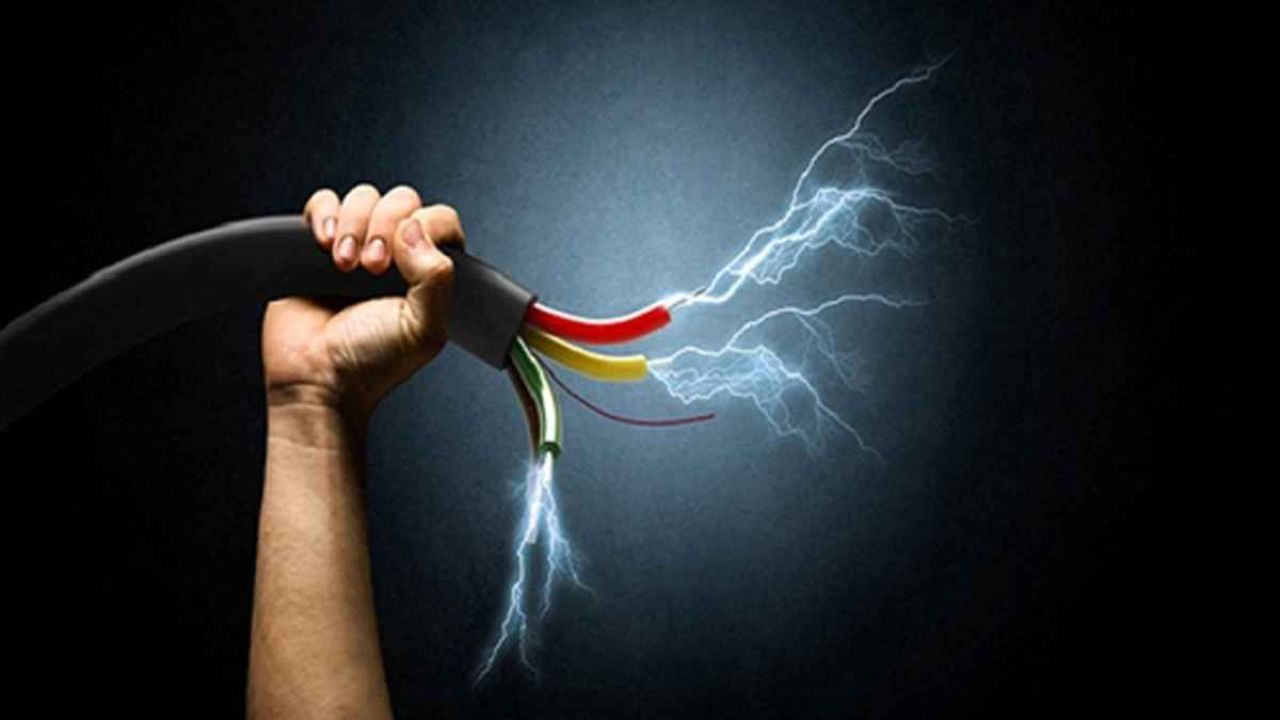 মুহূর্তের অসাবধানতায় প্রাণ গেল গৃহবধূর