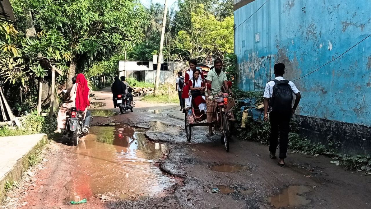 দোহারে দুই কিলোমিটার সড়ক জুড়েই গর্ত, দেখার কেউ নেই