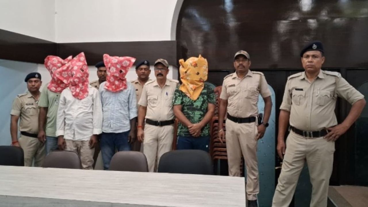 বিহার থেকে বাংলাদেশে অস্ত্রের চালান, তৃণমূল নেতাসহ গ্রেপ্তার ৪