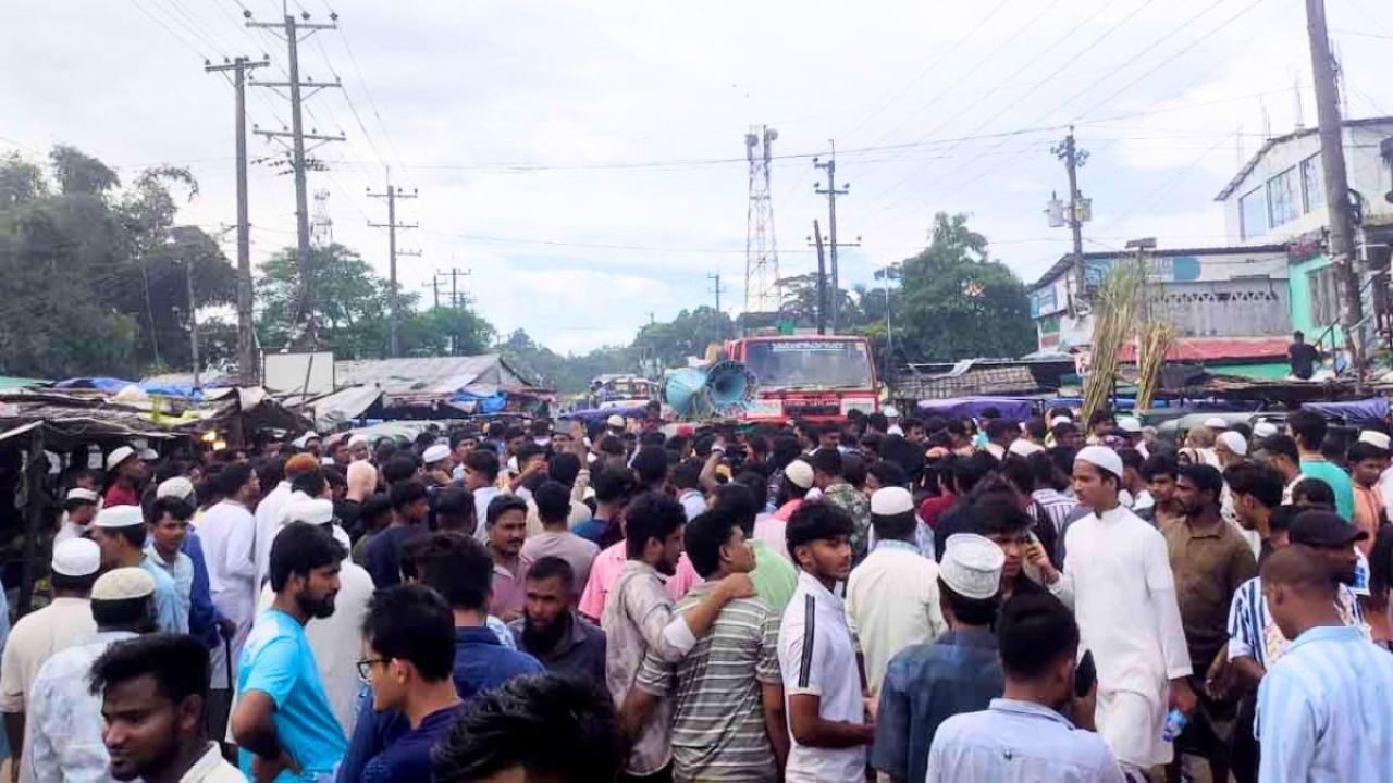 এজেন্ট ব্যাংকের টাকা নিয়ে কর্মকর্তা উধাও, গ্রাহকদের মহাসড়ক অবরোধ