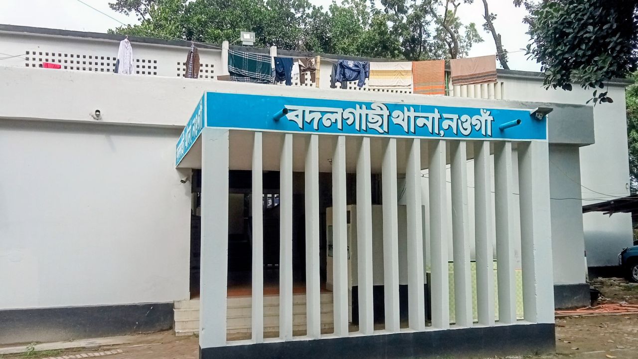 শরীরে আগুন, বাঁচতে পুকুরে ঝাঁপ দিলেন পাখি