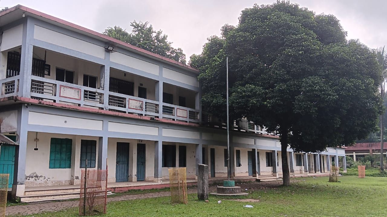 সভাপতি-শিক্ষক দ্বন্দ্ব পাঠদান ব্যাহত, ফলাফলে ধস, কমছে শিক্ষার্থী