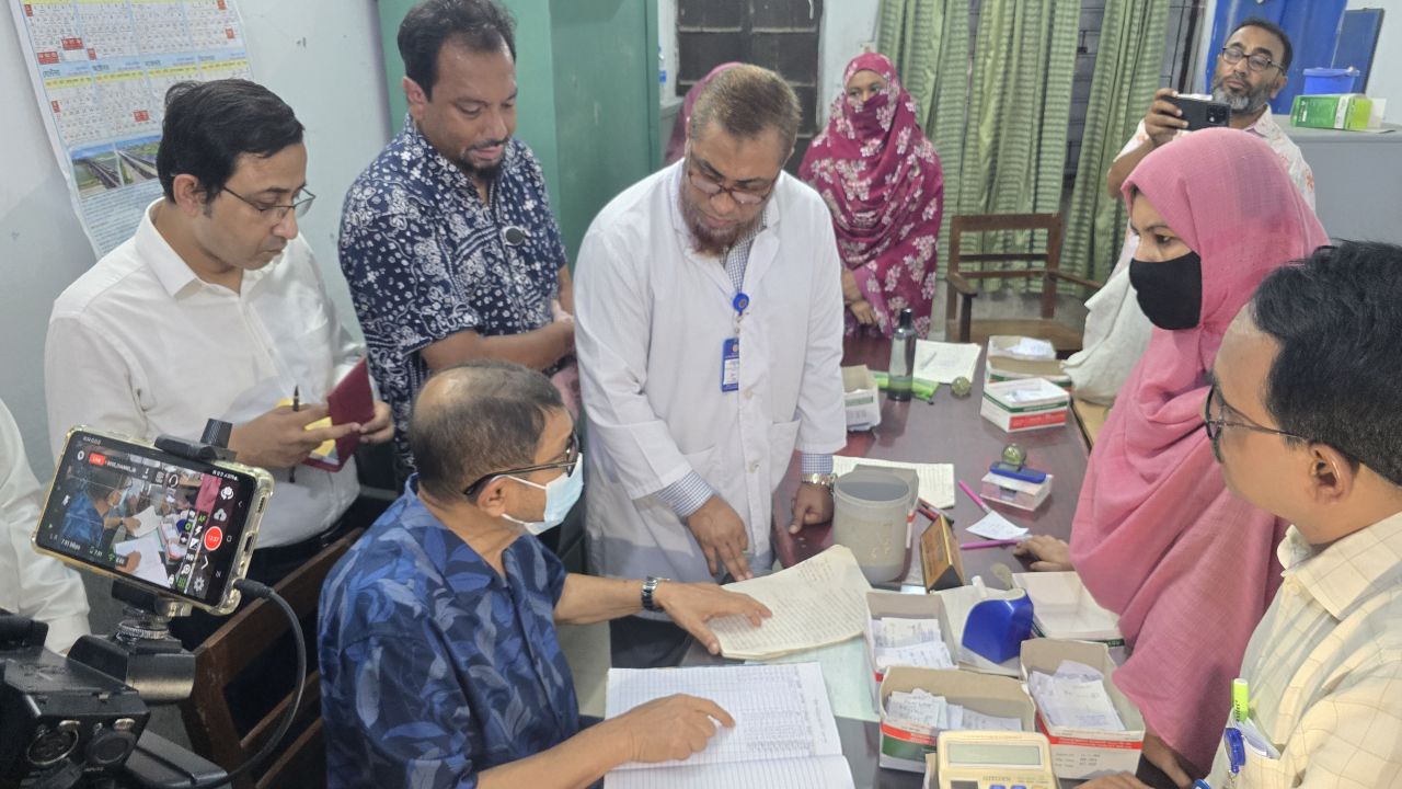 ‘বিনা চিকিৎসায় আর মৃত্যু দেখতে চাই না’: নওগাঁয় স্বাস্থ্যমন্ত্রী