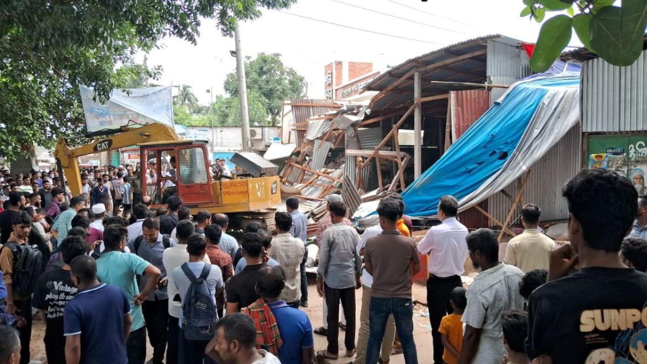 লঞ্চঘাটে অবৈধ স্থাপনা উচ্ছেদ, ব্যবসায়ীদের ক্ষোভ