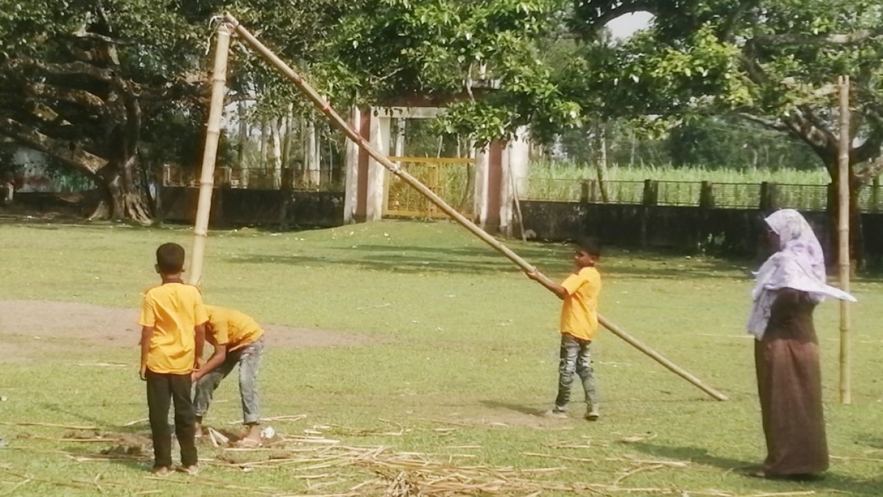 স্কুল মাঠের গোলবার কেটে নিয়ে গেলেন প্রধান শিক্ষিকা