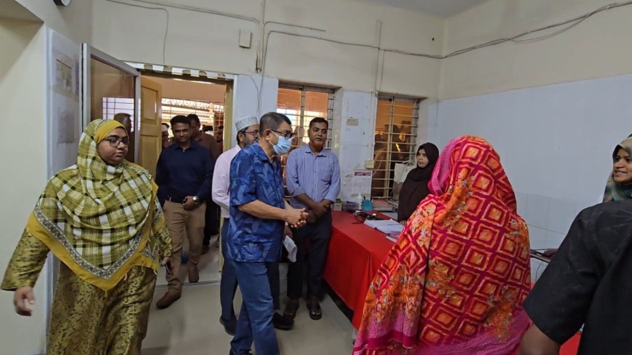 বদলগাছী স্বাস্থ্য কমপ্লেক্সে হঠাৎ স্বাস্থ্যমন্ত্রী, ক্ষোভ প্রকাশ