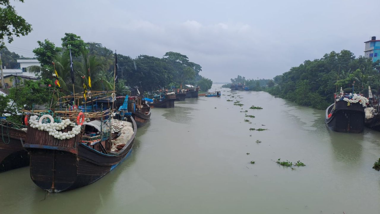 বৈরী আবহাওয়ায় আশ্রিত জেলেবহরে দস্যুদের হানা, ট্রলারসহ ৫ জন অপহৃত