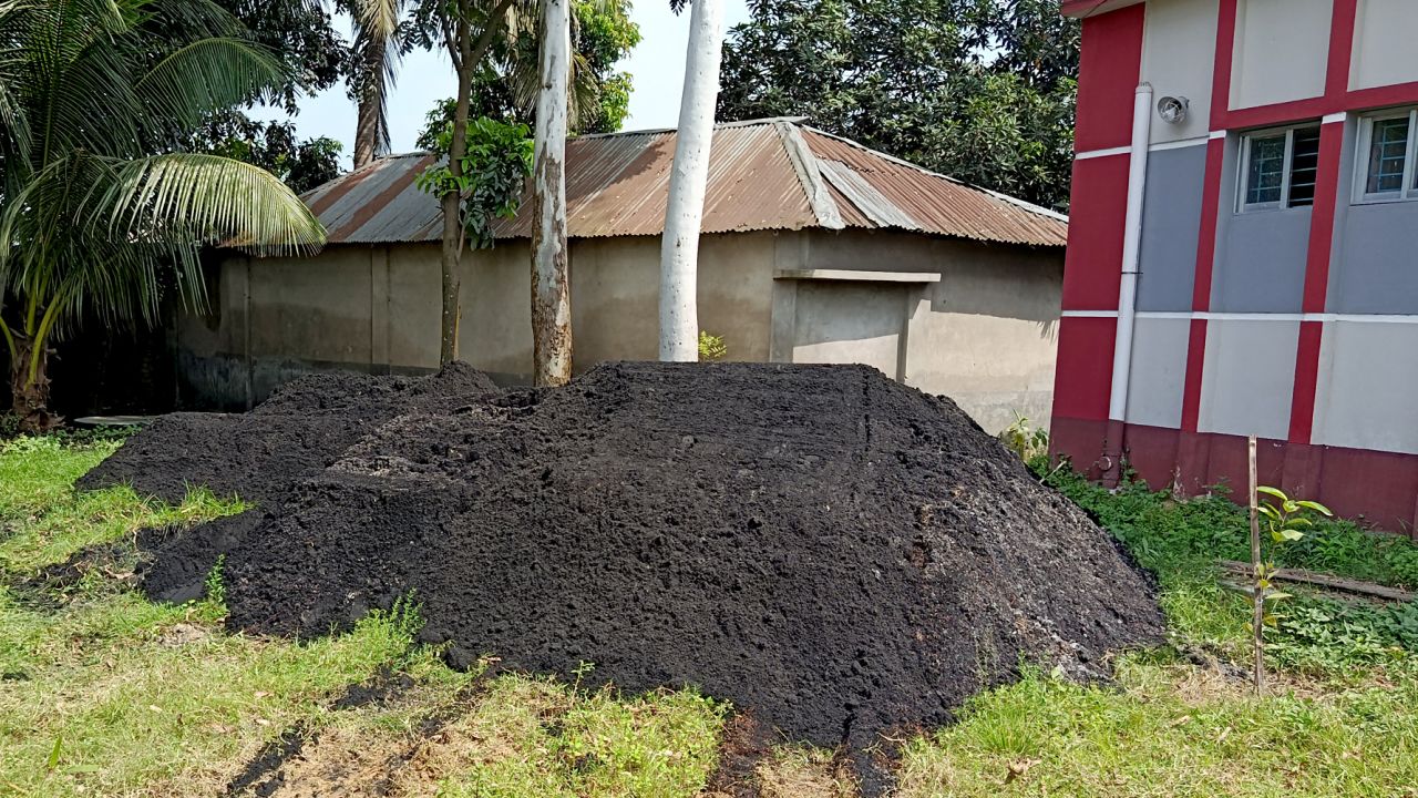 স্কুলের মাঠ ভরাটে বিষাক্ত ছাঁই, ঝুঁকিতে শিক্ষার্থীরা 