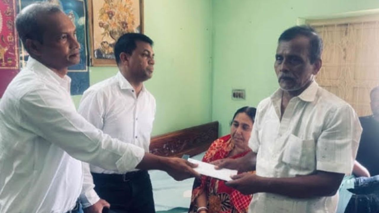 সাংবাদিক দেবাশীষের পাওনা ও সহায়তা পৌঁছে দিল ‘আজকের পত্রিকা’