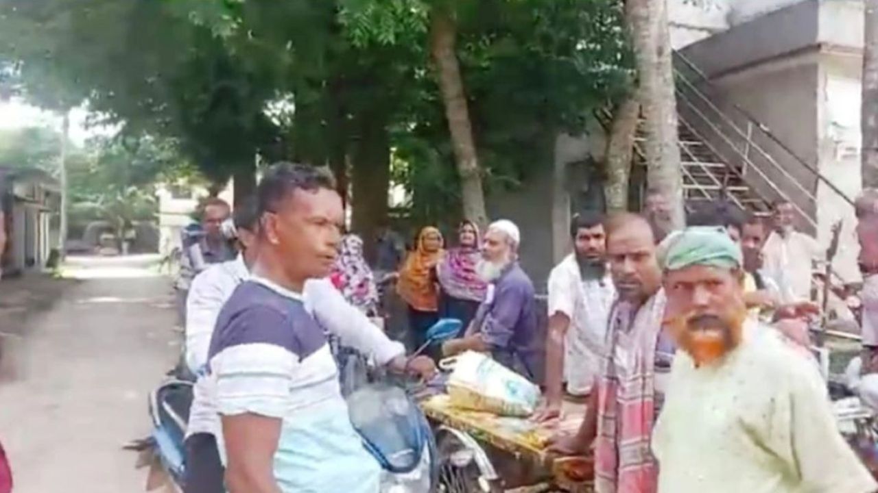 উপজেলা চত্বর থেকেই সরকারি সার চুরি!