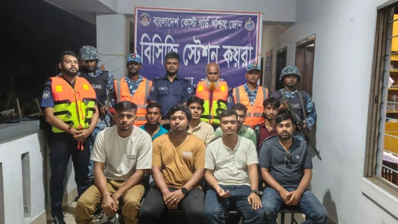 মাঝনদীতে ট্রলার ডুবি, পর্যটকদের অলৌকিক রক্ষা!