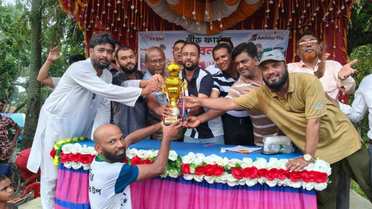 মাঠের ব্যস্ততা ভুলে ফুটবল উৎসবে মাতলেন কৃষকেরা