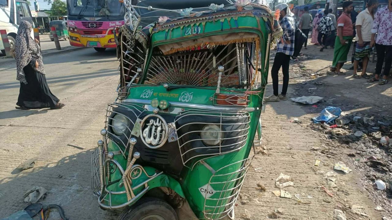 ত্রিশালে তিন যানবাহনের সংঘর্ষে শিশু নিহত