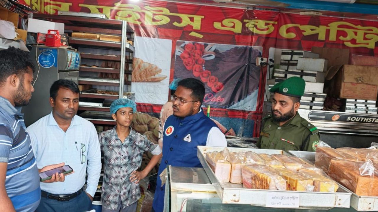 চাঁদপুরে অনুমোদনহীন দুই বেকারিকে জরিমানা