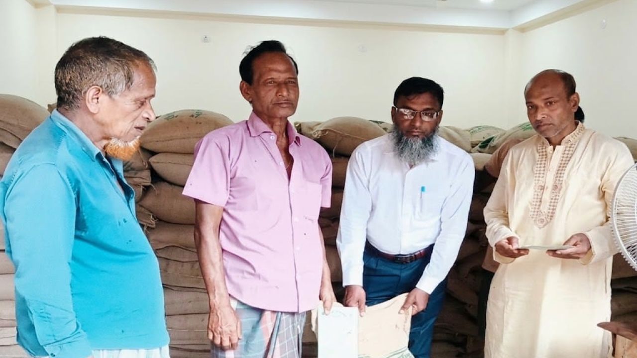 পলাশে ১৫ টাকা কেজিতে চাল পেল নিম্নআয়ের মানুষ