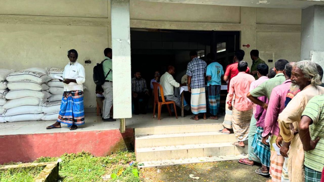 রাতের আঁধারে পাচারের সময় জব্দ ১০৫ বস্তা সার কৃষকদের মাঝে বিক্রি