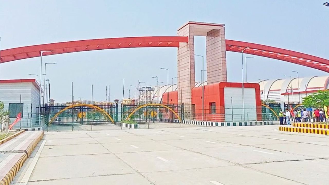 বেনাপোল বন্দরে বুধবার আমদানি-রপ্তানি বন্ধ, যাত্রী চলাচল স্বাভাবিক