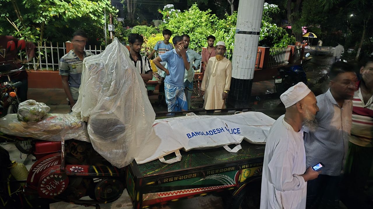 এক্সপ্রেসওয়েতে অজ্ঞাত গাড়ির ধাক্কায় তরুণ নিহত, আহত ২