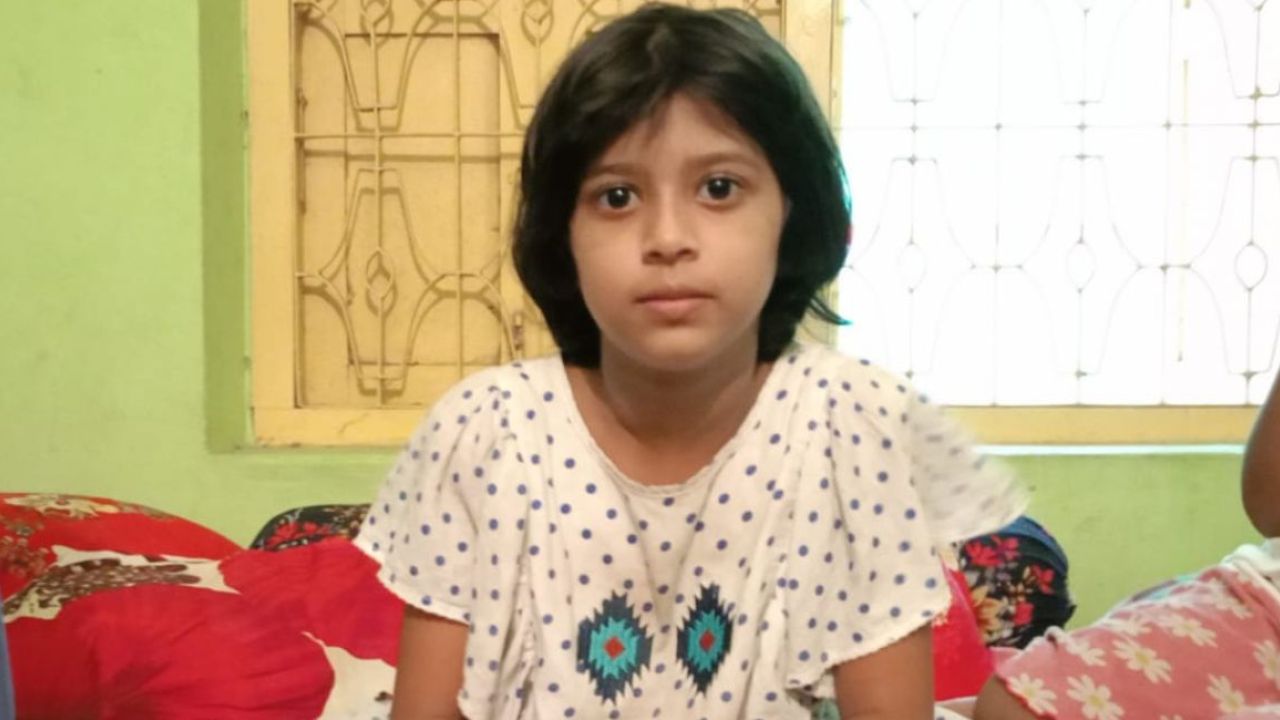 চকলেট-জামার অপেক্ষায় মহিমা, ফেরেননি সাংবাদিক বাবা