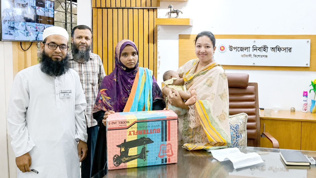 অসহায় তানজিনার পাশে কটিয়াদী উপজেলা প্রশাসন