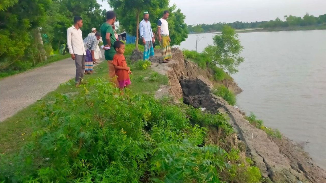 বেতনা নদীর বেড়িবাঁধে ভয়াবহ ভাঙন, ঝুঁকিতে ৩ ইউনিয়ন