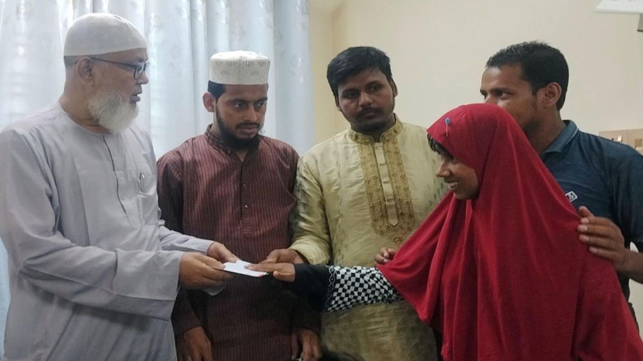 সাতক্ষীরায় ২০ অসহায় ব্যক্তিকে ২ লাখ টাকার চেক বিতরণ