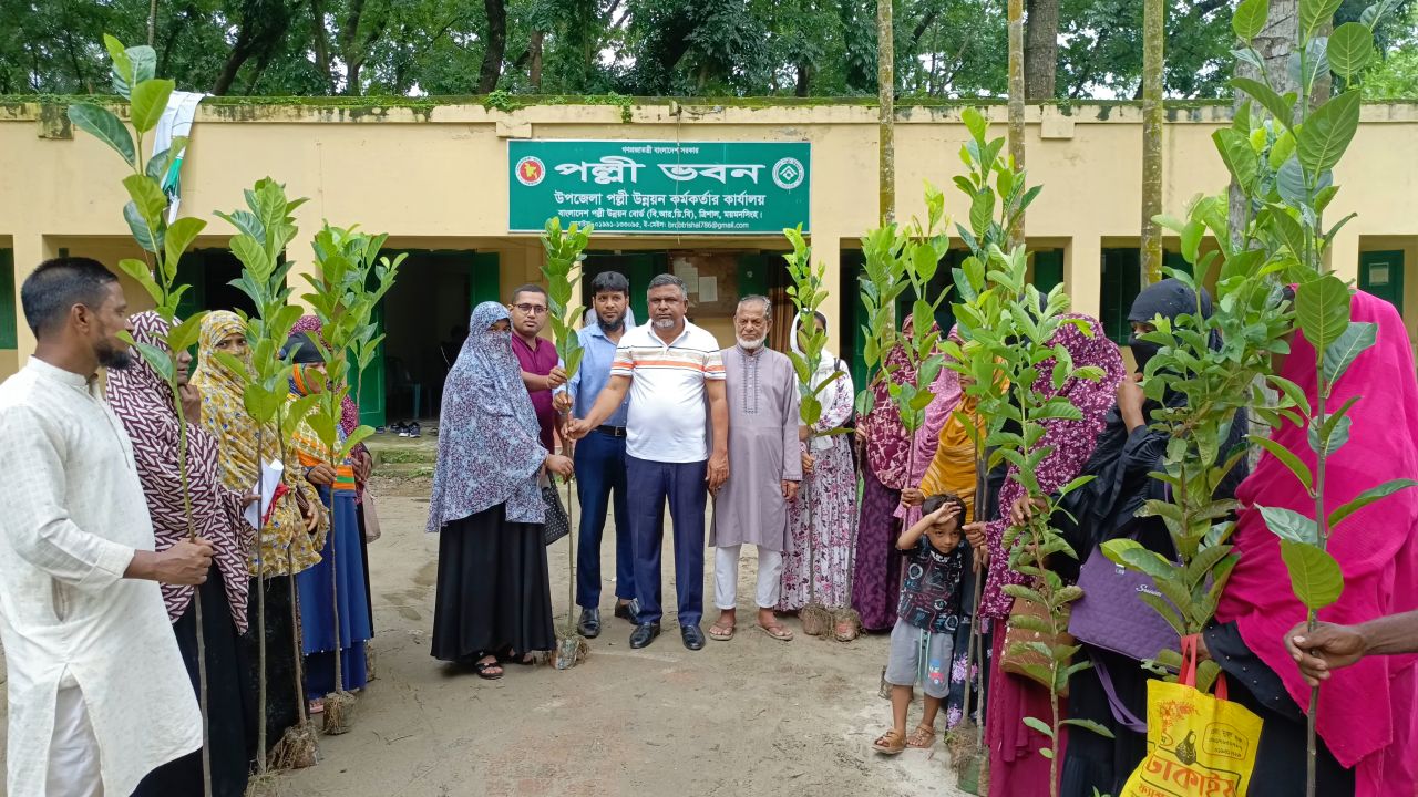 ত্রিশালে নারীদের মাঝে ঋণ ও চারা বিতরণ