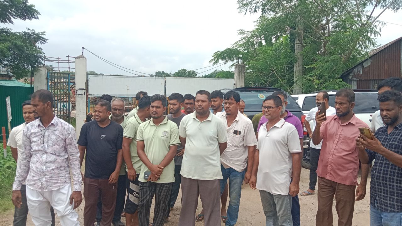 মহাসড়কের কাজে ৬ মাস বেতন নেই
