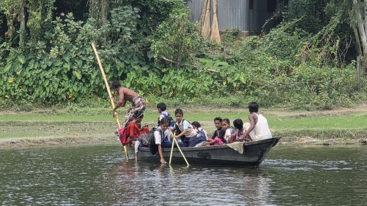 চরাঞ্চলে বাড়ছে পানি, স্কুলে উপস্থিতি নামল অর্ধেকে