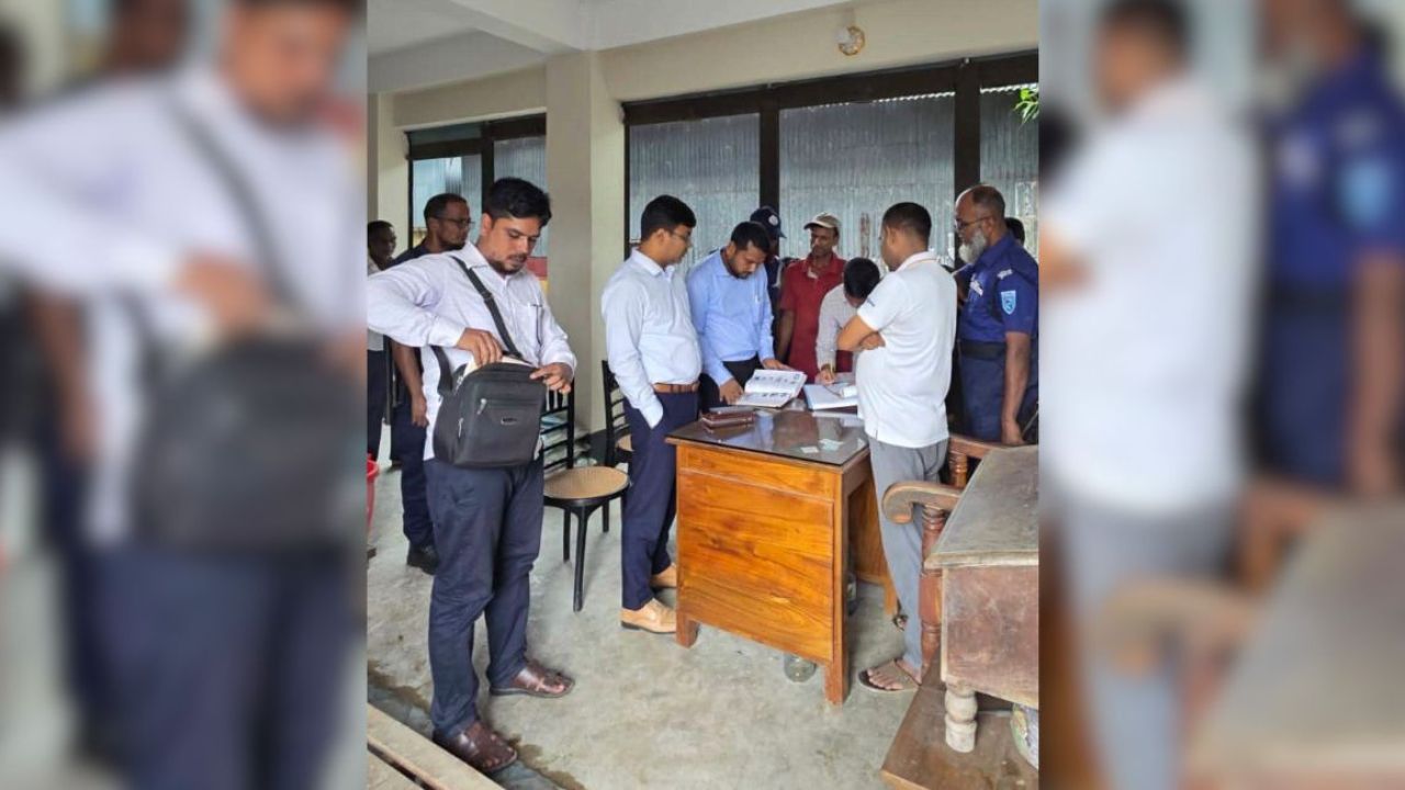 দৌলতপুরে বেশি দামে সার বিক্রি, ডিলারের জরিমানা