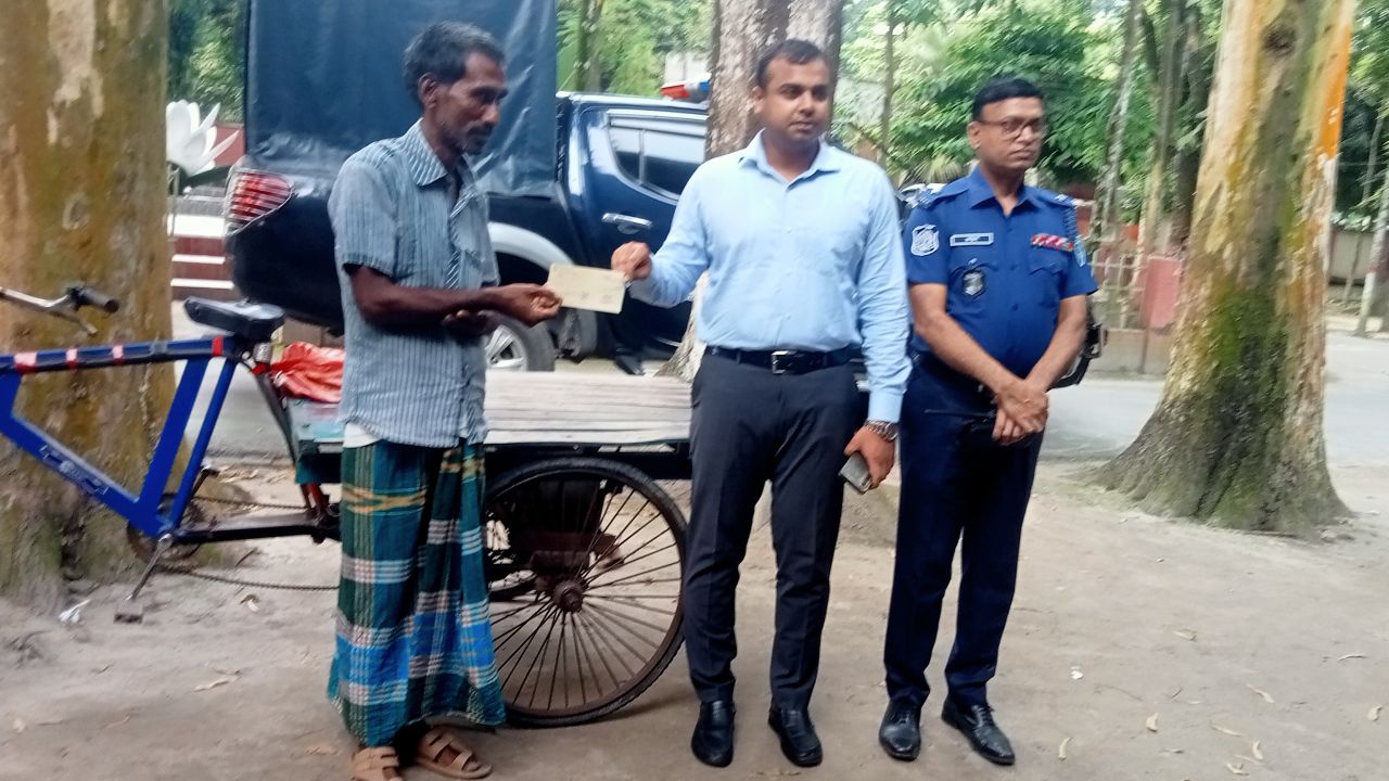 দুর্ঘটনায় আহত ও মরদেহ বহনে তারাগঞ্জে ইউএনওর ভ্যান