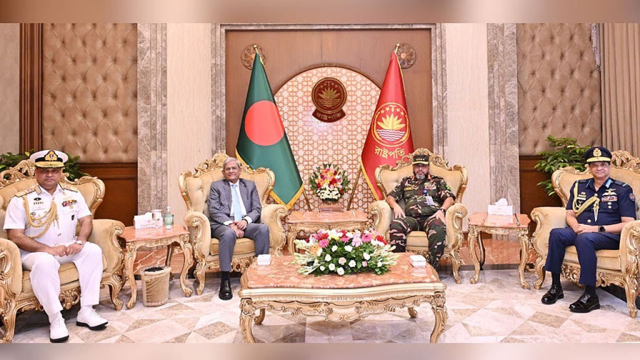 রাষ্ট্রপতির সঙ্গে তিন বাহিনী প্রধানের সৌজন্য সাক্ষাৎ