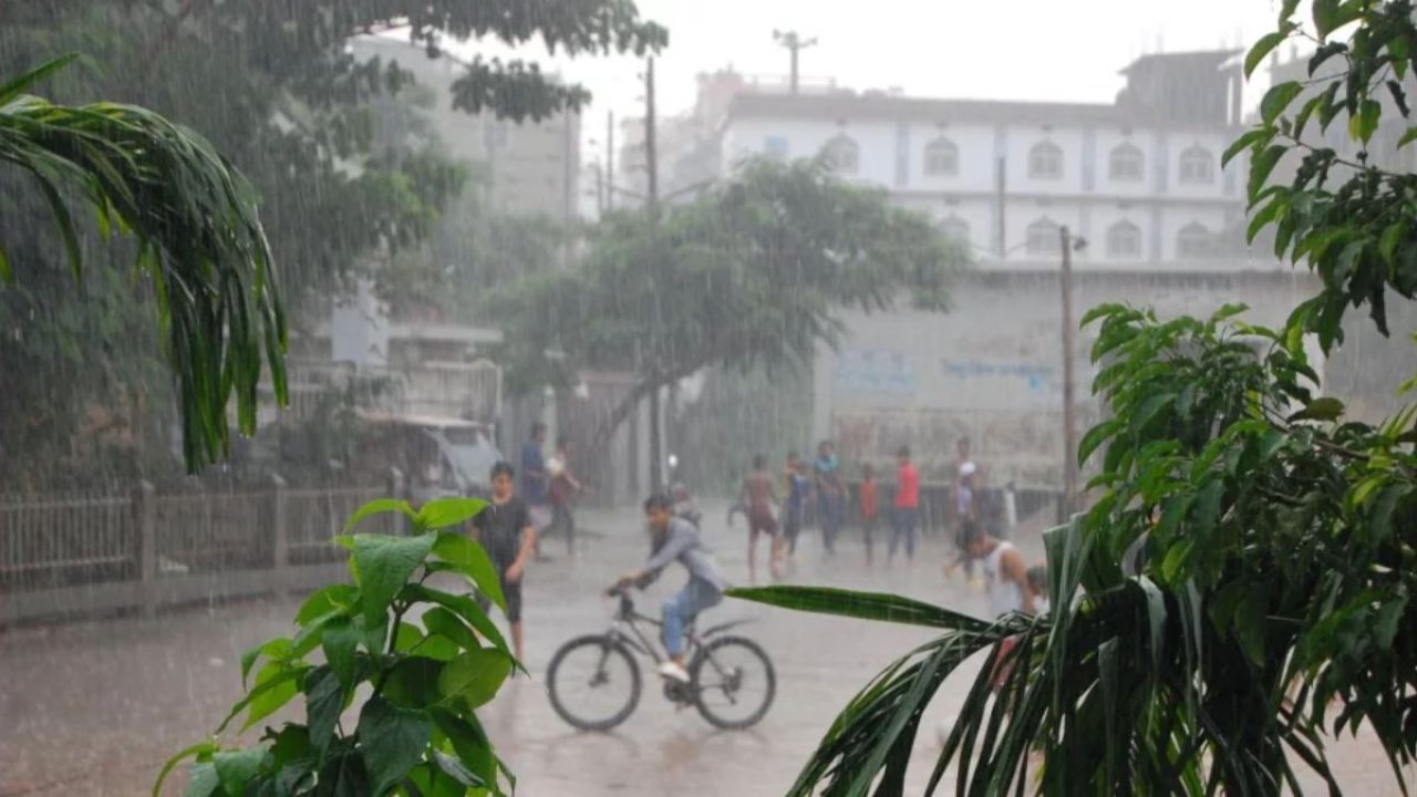 সাতসকালে মুষলধারে বৃষ্টিতে ভিজল রাজধানী ঢাকা