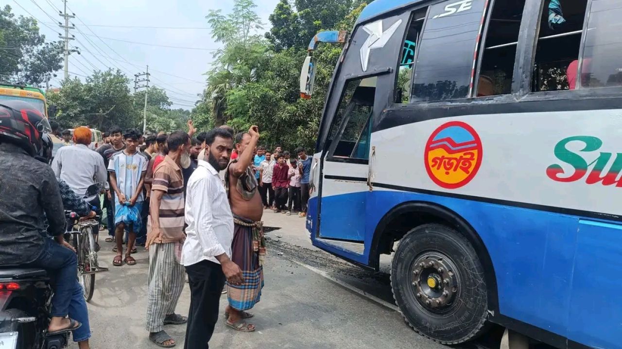 ঝিনাইদহে বাসচাপায় মোটরসাইকেল আরোহী নারী নিহত, স্বামী আহত