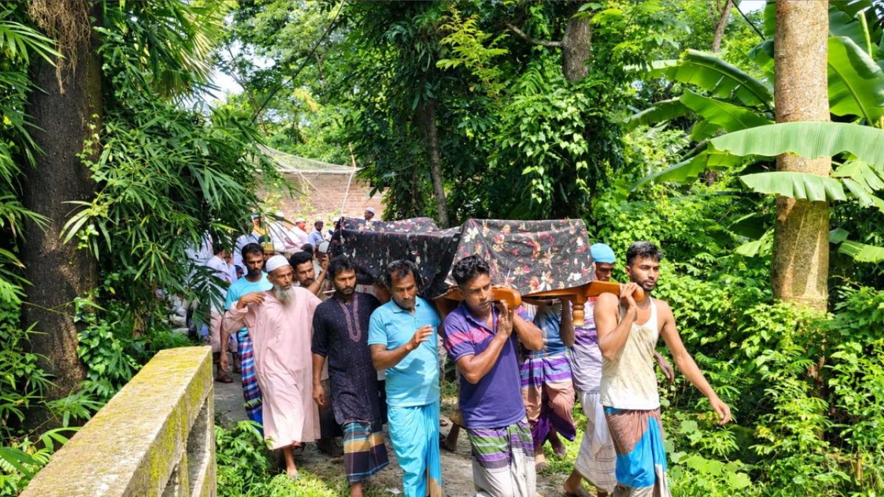 সাগরে ট্রলারডুবি: ফিরল একজনের নিথর দেহ, নিখোঁজ ৪