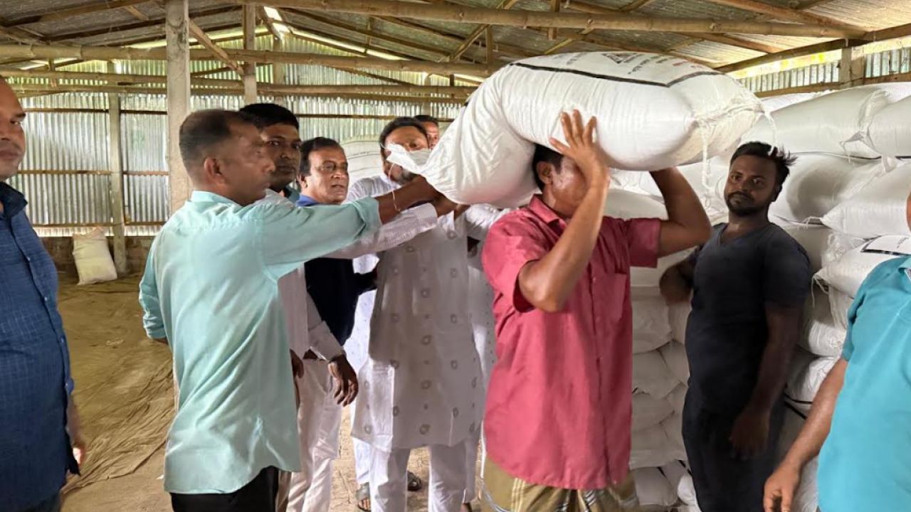 সার লুটের নেপথ্যে মব, তদন্তে ‘আড়াল’ আসল ঘটনা