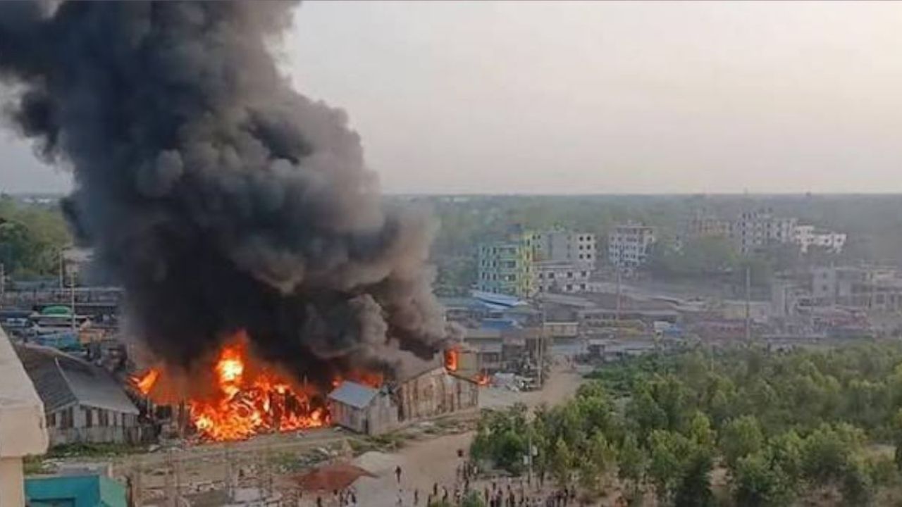 কোনাবাড়ীতে ভয়াবহ অগ্নিকাণ্ড, নিয়ন্ত্রণে লড়ছে ৫ ইউনিট