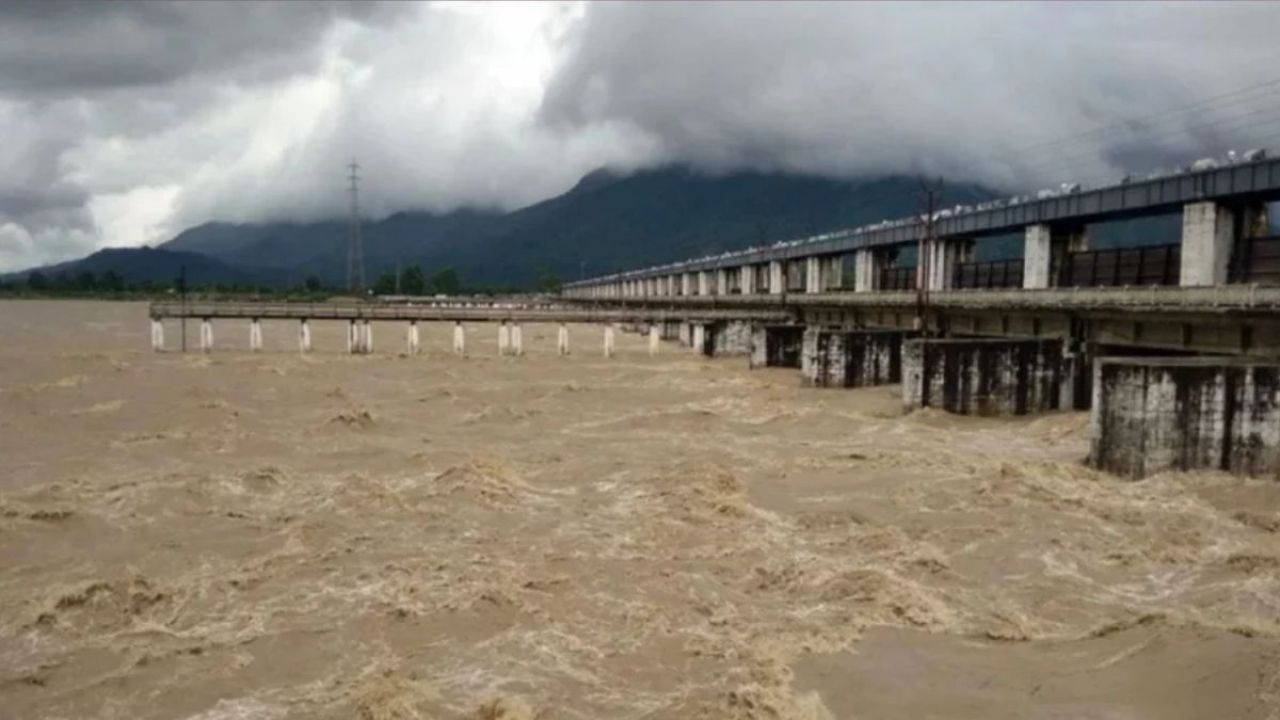 নেপালে প্রাণহানি বেড়ে ১৬০, বিহারে হাই অ্যালার্ট