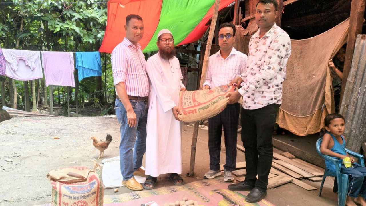 দুমকিতে সেজদারত অবস্থায় মৃত ইমামের পরিবারের পাশে ব্র্যাক