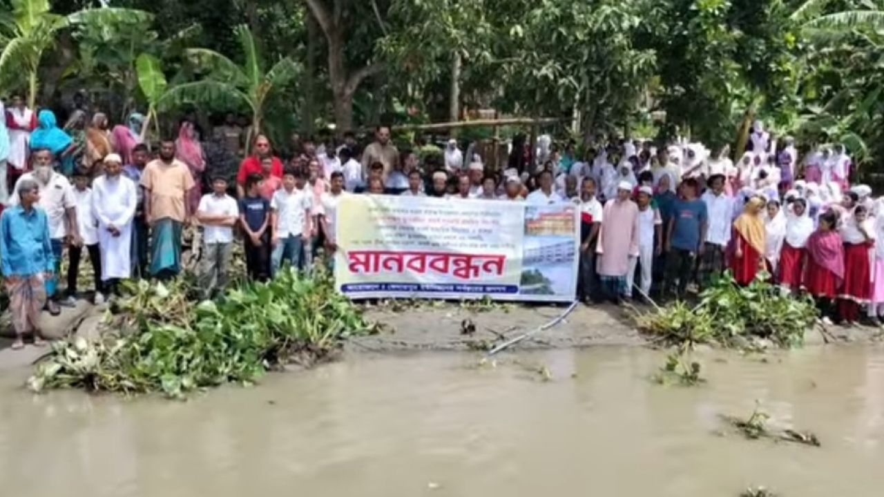 বাবুগঞ্জে সুগন্ধার ভাঙন রোধে শিক্ষার্থী ও এলাকাবাসীর মানববন্ধন
