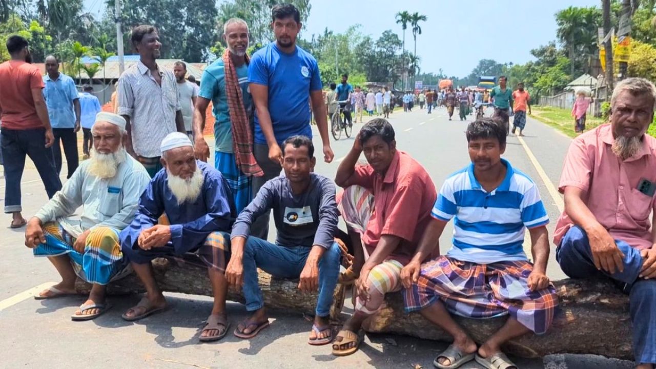 হিমাগার ভাড়া কমানোর দাবিতে রংপুরে মহাসড়ক অবরোধ
