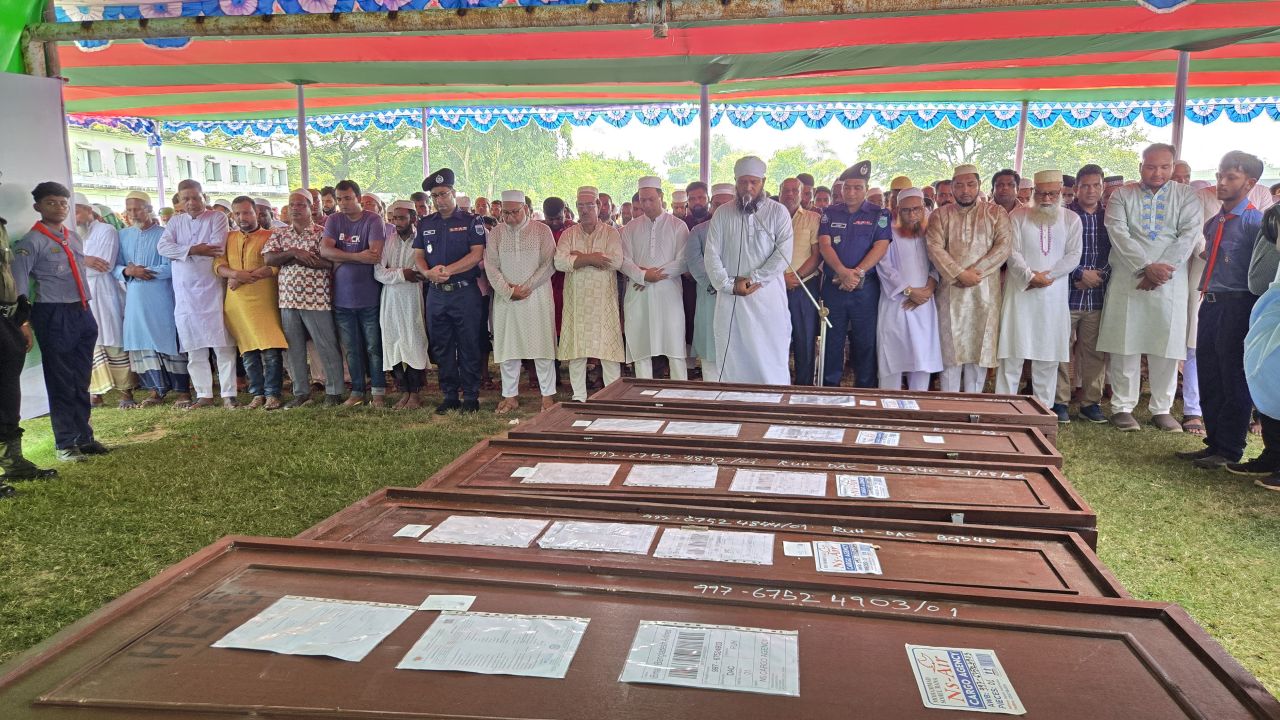 সৌদি আরবে আগুনে পুড়ে নিহত নওগাঁর ৭ জনের জানাজা সম্পন্ন