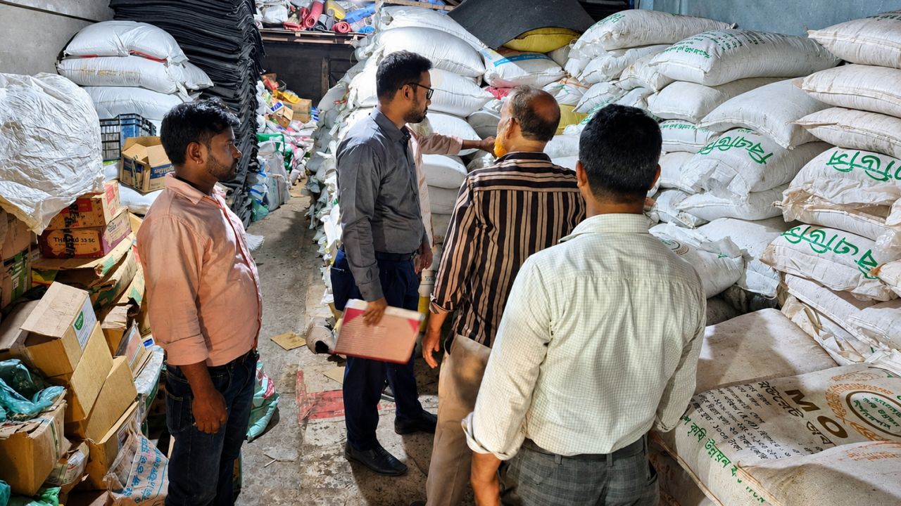 নবীগঞ্জে সারের দোকানে অনিয়ম: জরিমানা