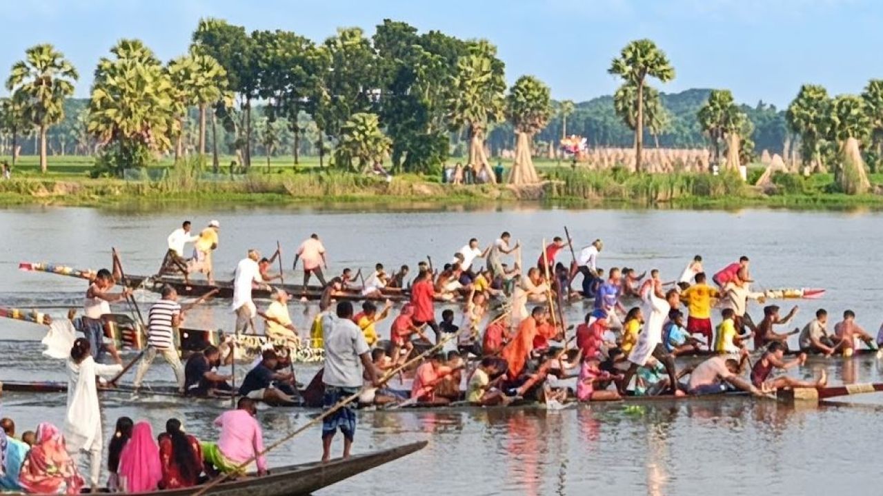 বিলপাড়ে বৈঠার ছলাৎ ছলাৎ, ঢল মানুষের