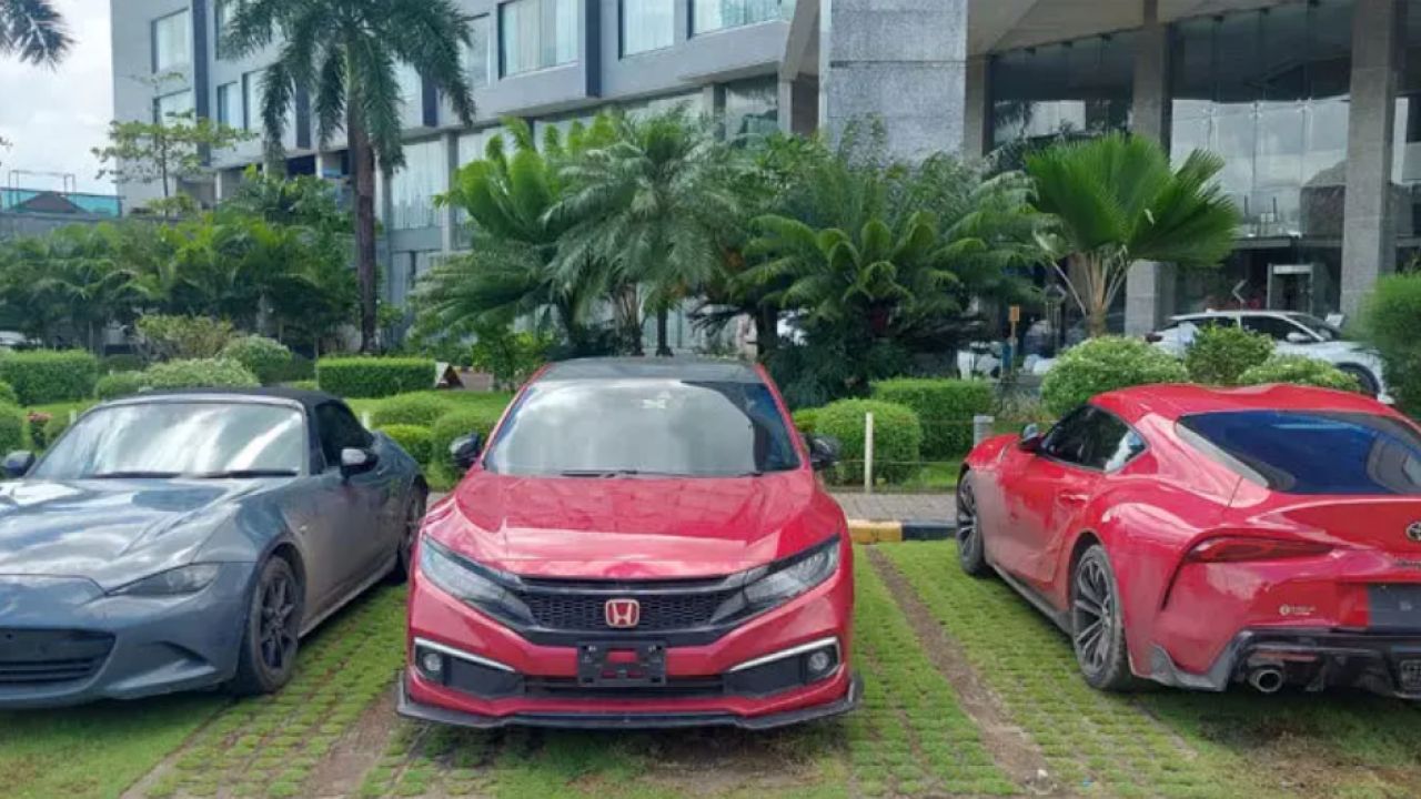 ‘বাবার’ দেওয়া বিলাসবহুল ‘উপহার’ নিয়ে বিপাকে কয়েক তরুণ