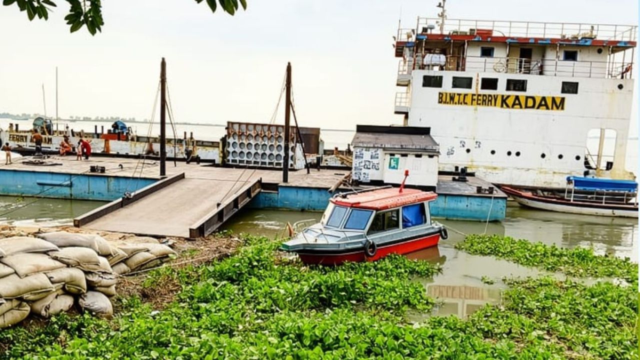 ব্রহ্মপুত্রে নাব্যতা সংকট : চিলমারী-রৌমারী ফেরি বন্ধ