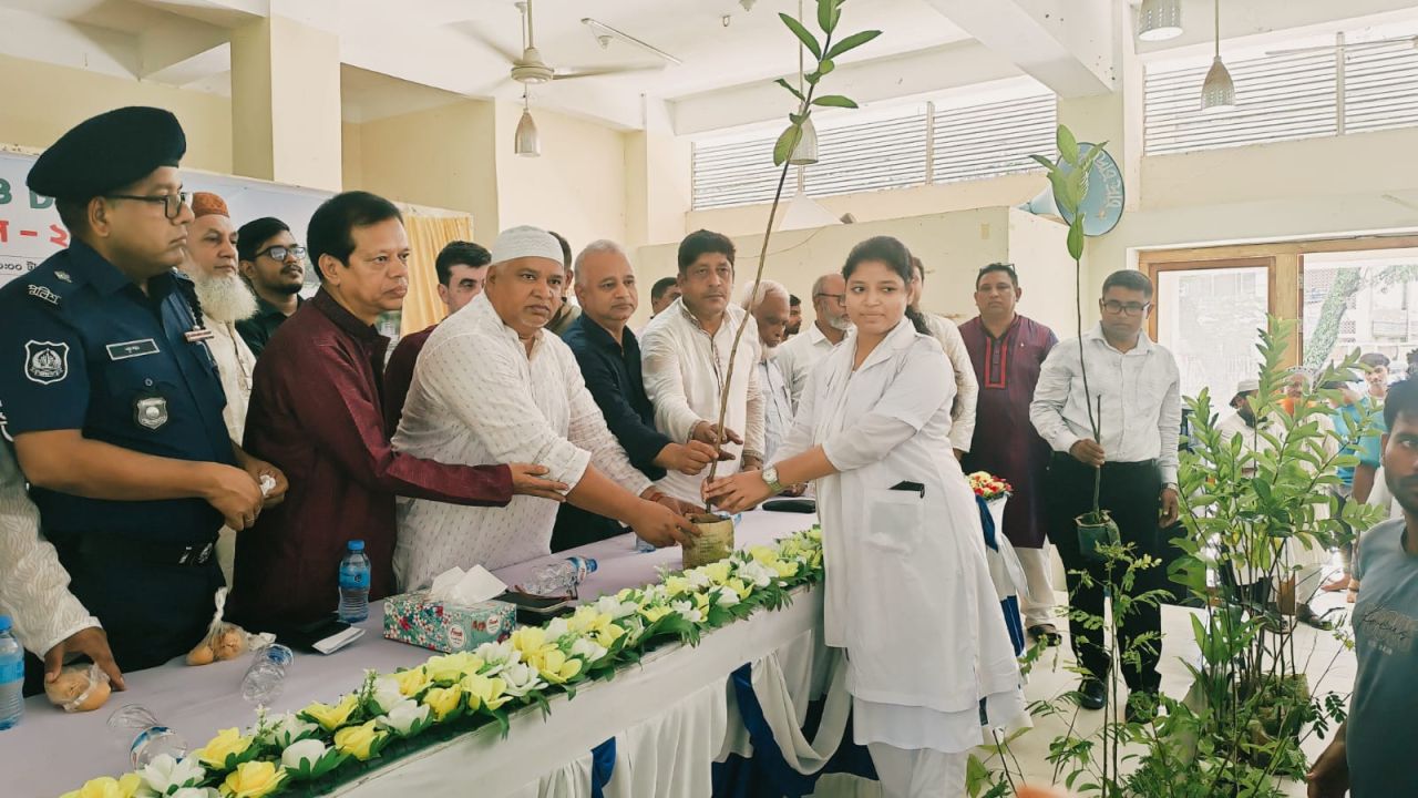 নাসিরনগরে ৫ হাজার শিক্ষার্থীর হাতে বনজ চারা