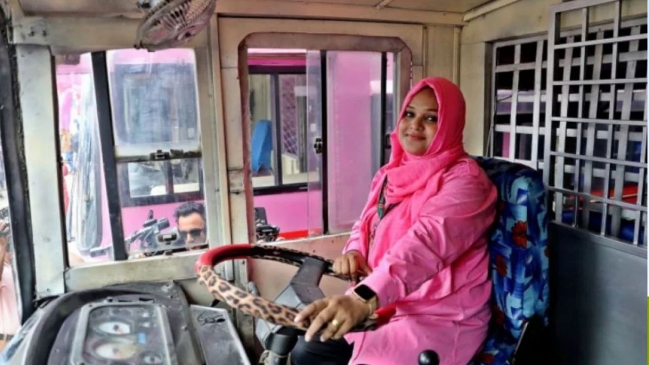 সাক্ষাৎকারের মাধ্যমে পিংক বাসে নারী চালক নিয়োগ